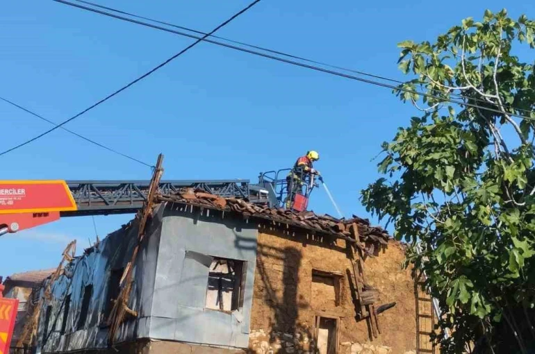 Bandırma’da yanan ev kullanılamaz hale geldi
