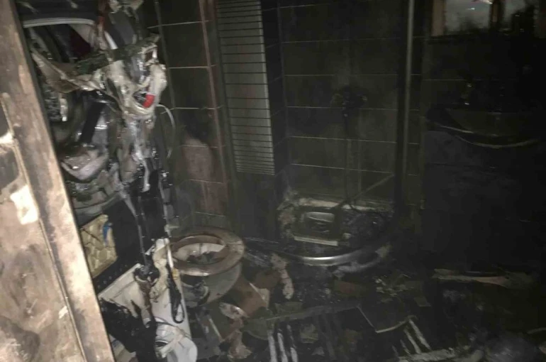 Bandırma’da, yangında evde uyuyan kadın ve 3 kedi kurtarıldı 