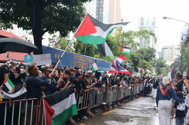 Bangkok’ta İsrail Büyükelçiliği önünde Filistin’e destek gösterisi