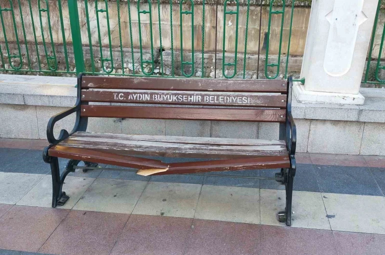 Banklar ve sokaklar duyarsız vatandaşların hedefi oldu