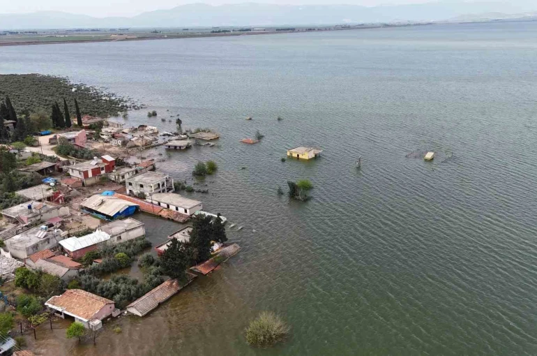 Baraj sınırları içerisindeki köyler aşırı yağışlarla sular içerisinde kaldı 
