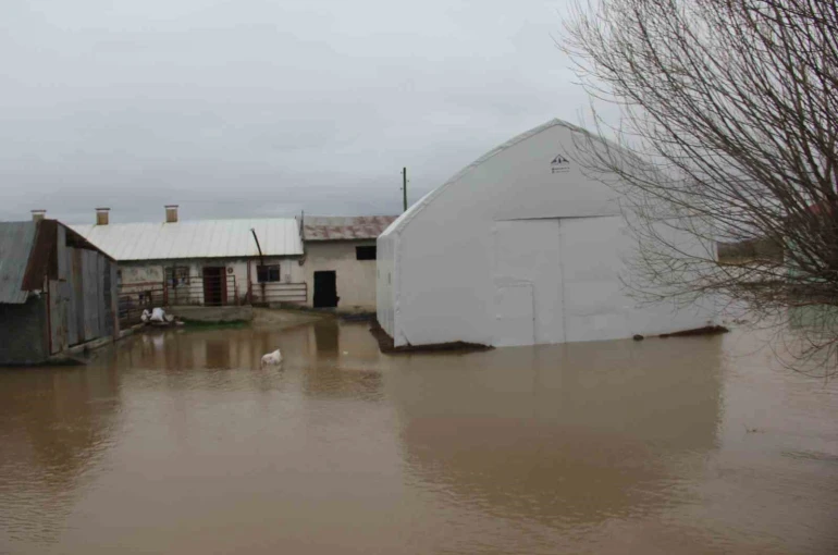 Baraj taştı, köy tamamen sular altında kaldı 