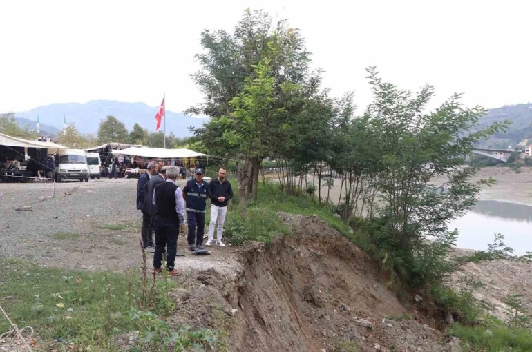 Barajdaki su seviyesi düştü, kıyıda çatlaklar oluştu