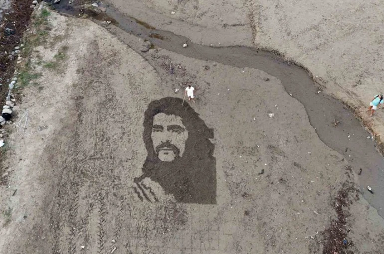 Barış Manço’nun resmini tırmıkla Alanya sahillerine işledi 