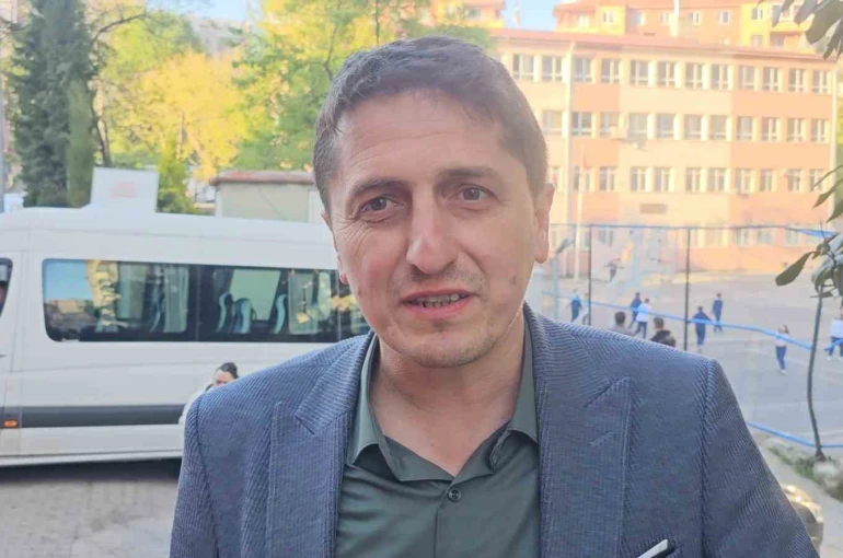 Barış Manço’ya benzeyen sesiyle sosyal medyayı sallayan okul müdürü o anları anlattı 