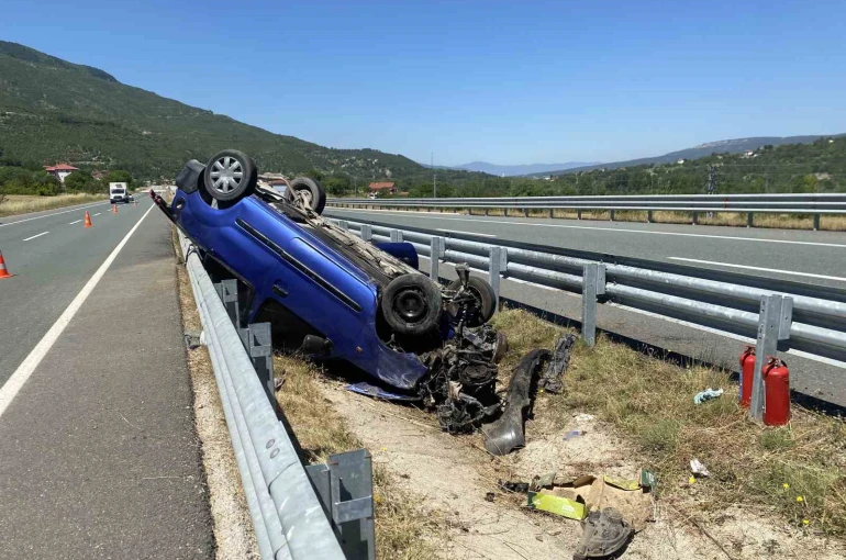 Bariyerlere çarpan hafif ticari araç ters döndü: 3 yaralı 