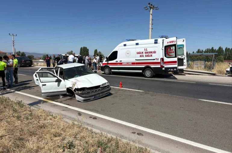 Bariyerlere çarpan otomobilde 6 kişi yaralandı 