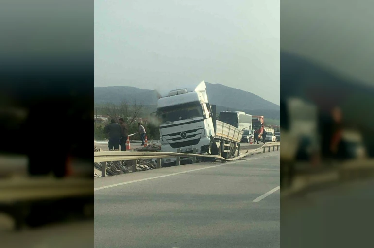 Bariyerlere çarpan tırda 2 kişi yaralandı 