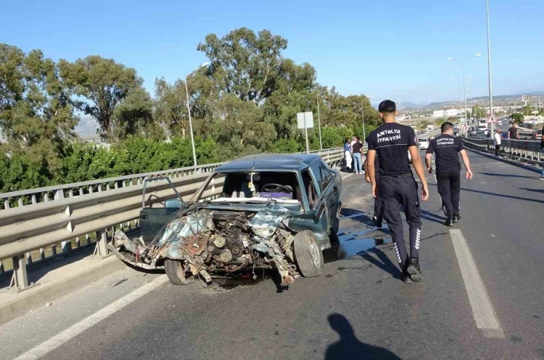 Bariyerlere çarpan Tofaş hurdaya döndü, etrafa saçılan parçaları başka sürücüyü de yaraladı 
