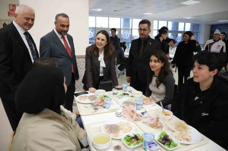 Bartın protokolü üniversite öğrencileriyle iftarda buluştu