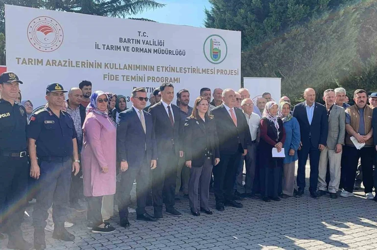 Bartın’da çiftçilere 300 bin sebze fidesi dağıtıldı 