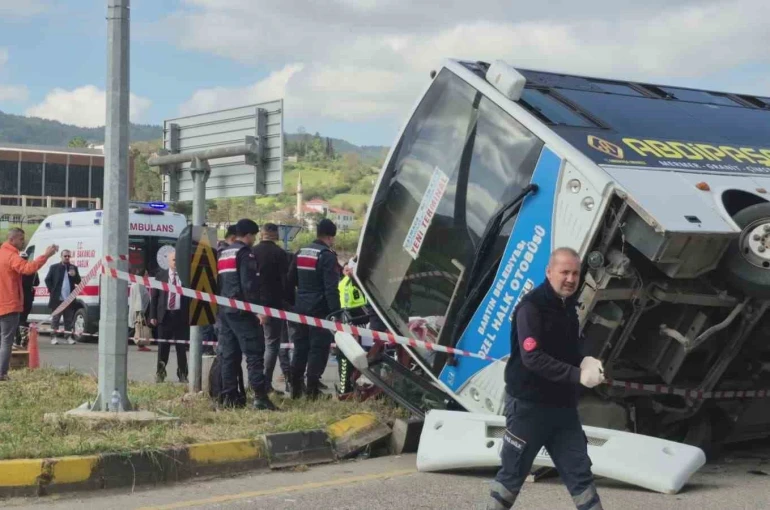 Bartın’da korkutan kaza: Öğrencileri taşıyan otobüs otomobile çarptı 