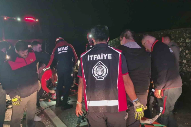 Bartın’da otomobil bariyerlere çarptı: 4 yaralı