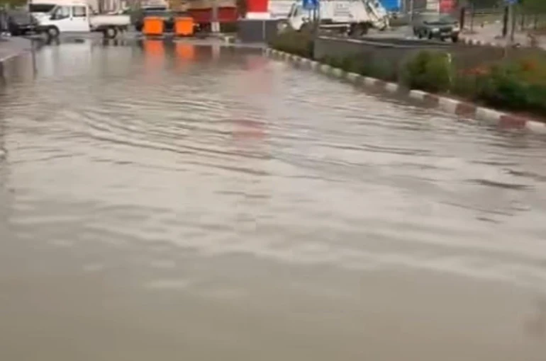 Bartın’da sağanak etkili oldu, caddeler nehre döndü 