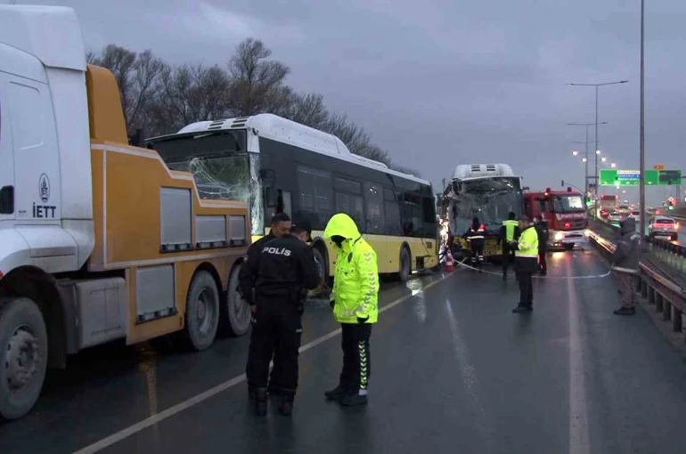 Başakşehir’de 3 İETT otobüsü çarpıştı, 5 yolcu yaralandı 