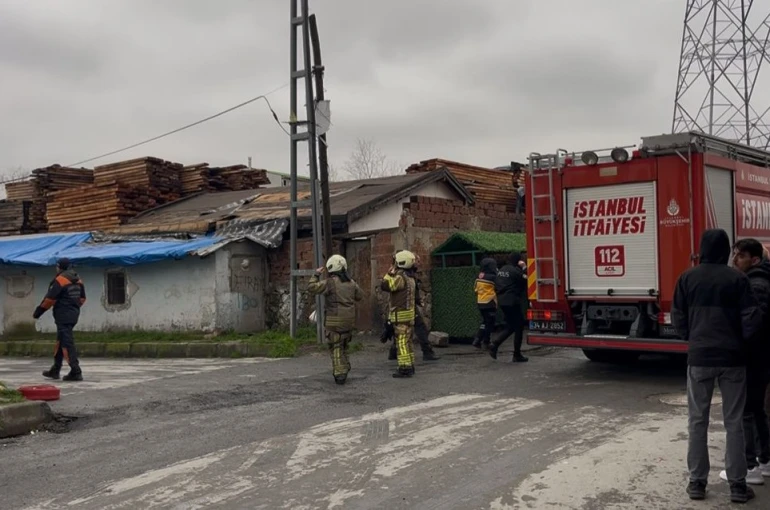 Başakşehir’de 3 katlı binanın çatısı alev alev yandı