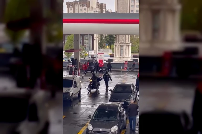 Başakşehir’de akaryakıt istasyonunda tekmeli yumruklu kavga 