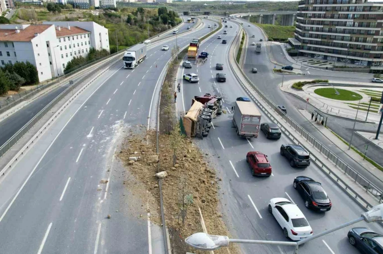 Başakşehir’de hafriyat kamyonu devrildi: Yol trafiğe kapandı