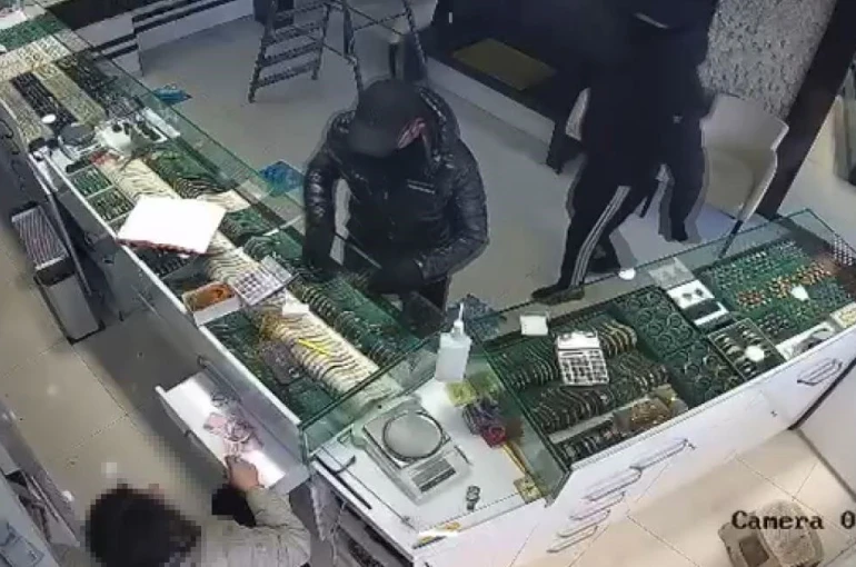 Başakşehir’de kuyumcuda soygun girişimi: İşletme sahibinin çığlıklarıyla kaçtılar 