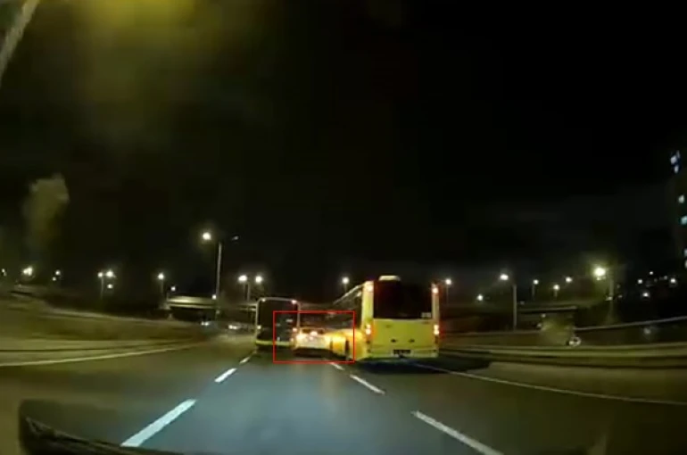 Başakşehir’de makas atan otomobil 2 otobüse çarptı 