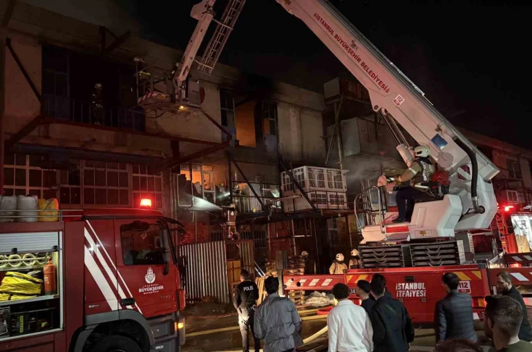 Başakşehir’de malzeme deposunda çıkan yangın korkuttu