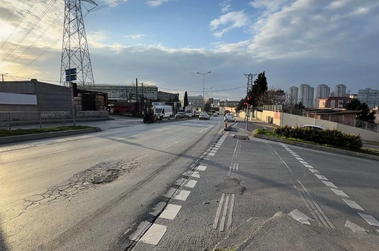 Başakşehir’de tırın altında kalan motosiklet sürücüsü ölümden döndü 