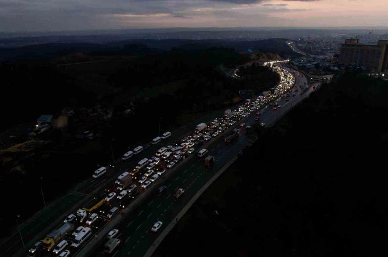 Başakşehir’de zincirleme kaza sonrası oluşan trafik yoğunluğu havadan görüntülendi 