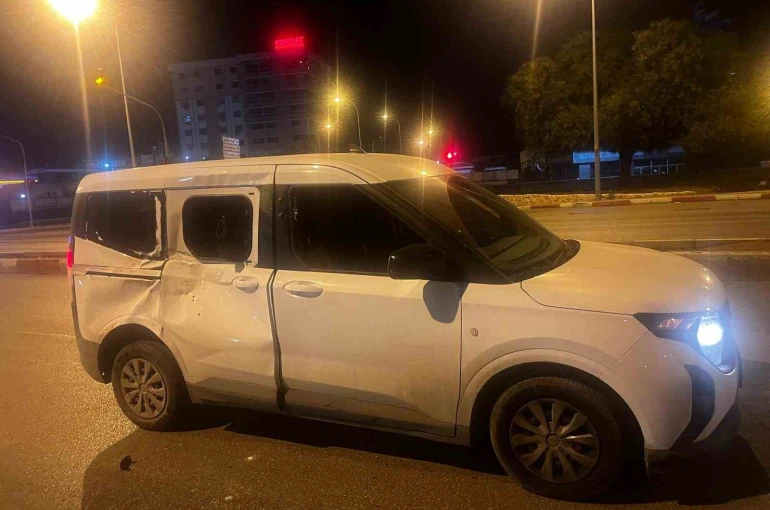 Başıboş at, araca çarptı 