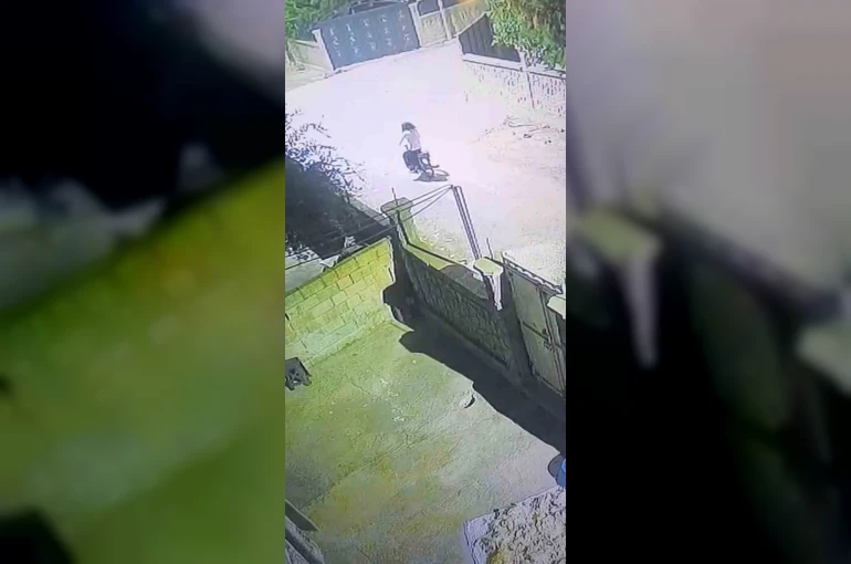 Başına poşet geçirip bisiklet çaldı