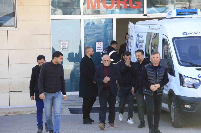 Başından vurulmuş halde eşi tarafından hastaneye götürülen kadın hayatını kaybetti 