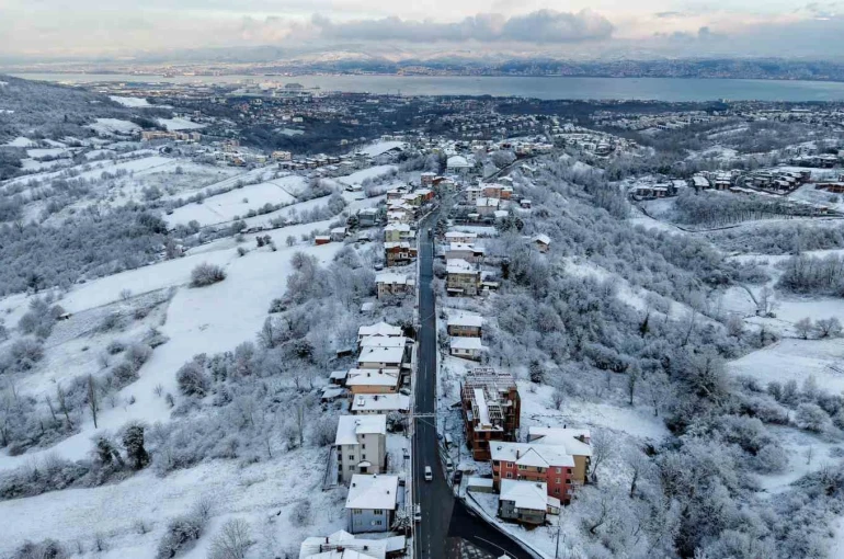 Başiskele’de karla mücadele çalışmaları sürüyor