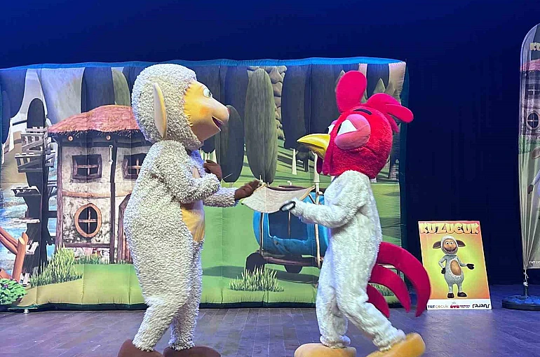 Başiskele’de yarıyıl tatilindeki çocuklar "Kuzucuk" müzikalini izledi 