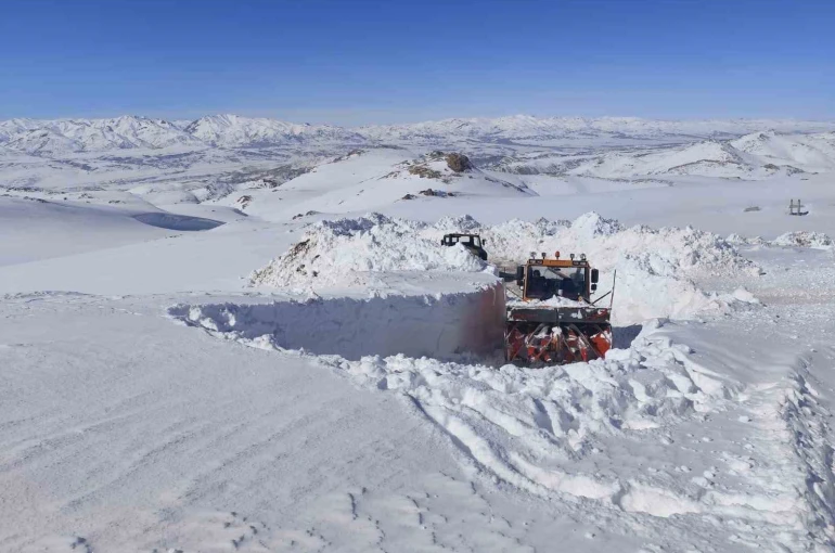 Başkale’de 3 metreyi bulan kar tünellerinde çalışma 
