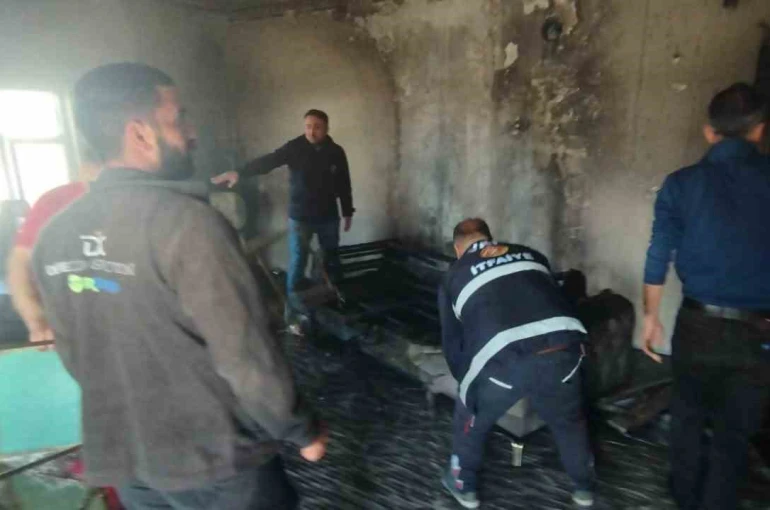 Başkale’de ev yangını 