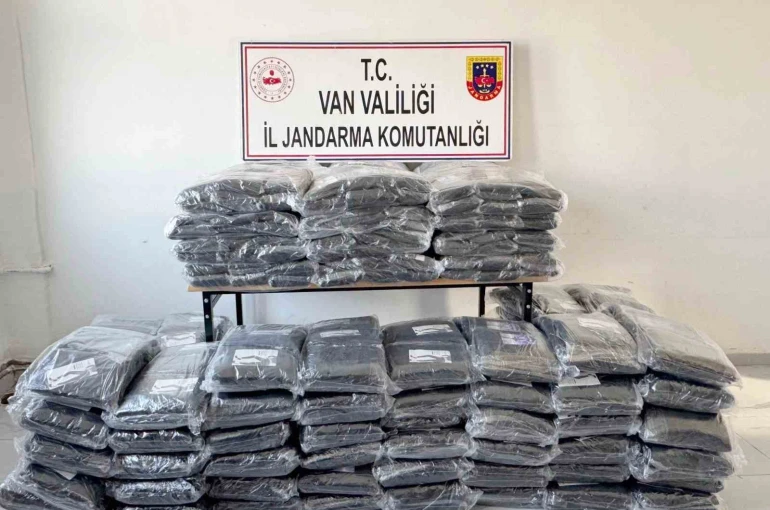 Başkale’de gümrük kaçağı malzemeler ele geçirildi 