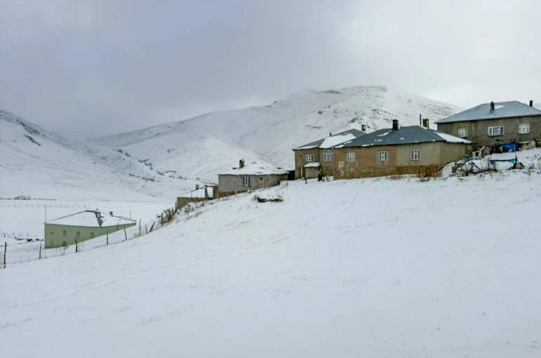 Başkale’de kar yağışı etkili oldu