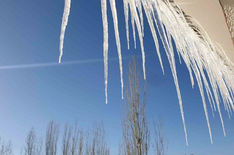 Başkale’de kar yağışı ve dondurucu soğuklar 