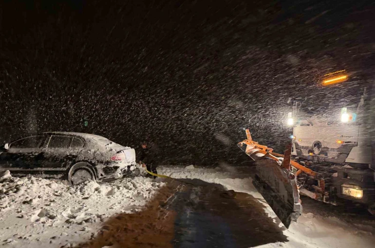 Başkale’de yoldan çıkan otomobil kara saplandı 