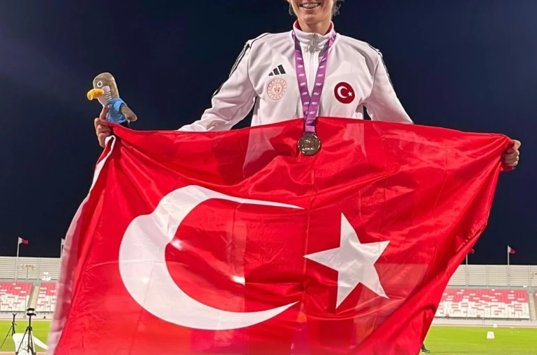 Başkan Albayrak, Türkiye rekoru kıran Eskişehirli sporcuyu kutladı 