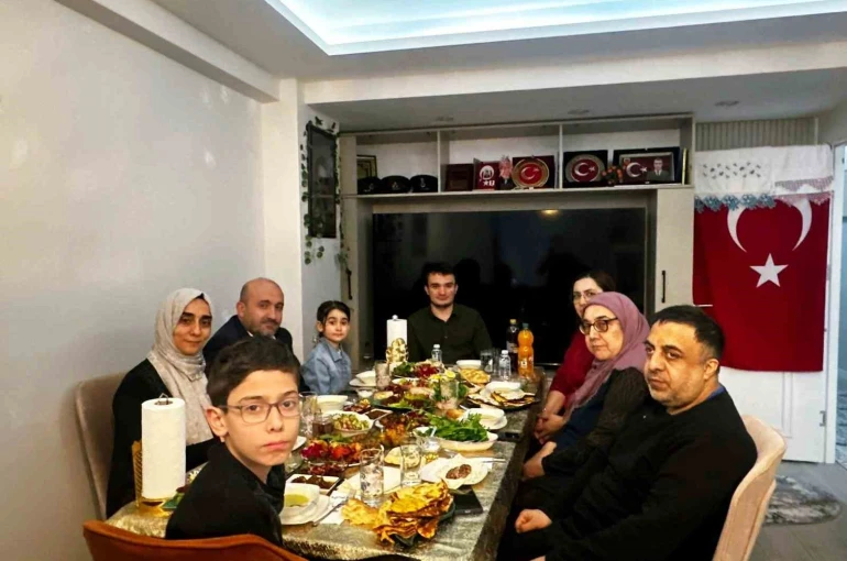 Başkan Albayrak ve ailesi, iftarda şehit evine konuk oldu 