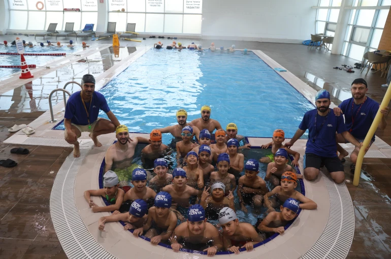 Başkan Altay: “Çocuklarımız ‘yüzme bilmeyen kalmasın’ eğitimlerine katılıyor”
