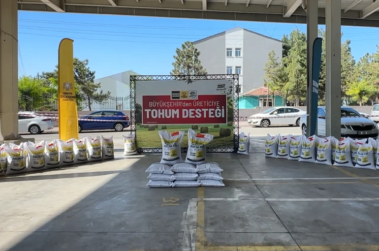 Başkan Altay, tohum teslim programında çiftçilerle bir araya geldi