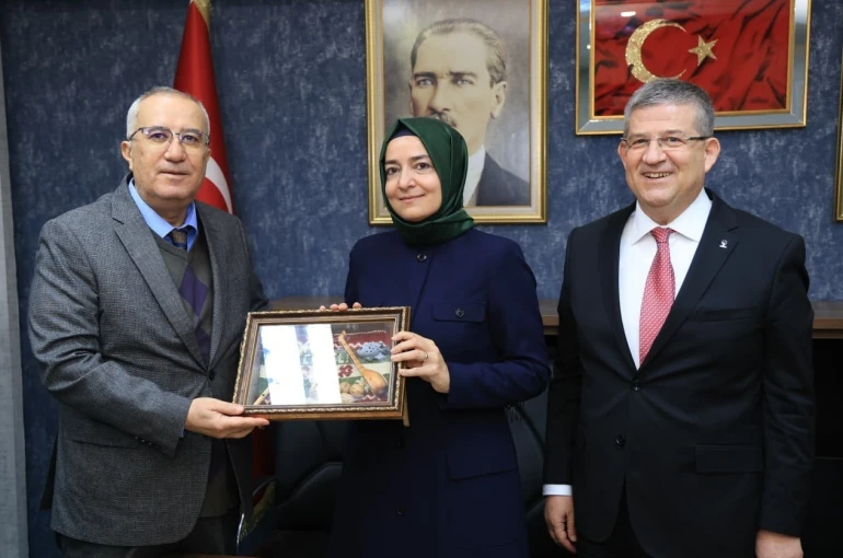 Başkan Arslan’dan AK Parti Genel Başkan Yardımcısı Kaya’ya anlamlı hediye 