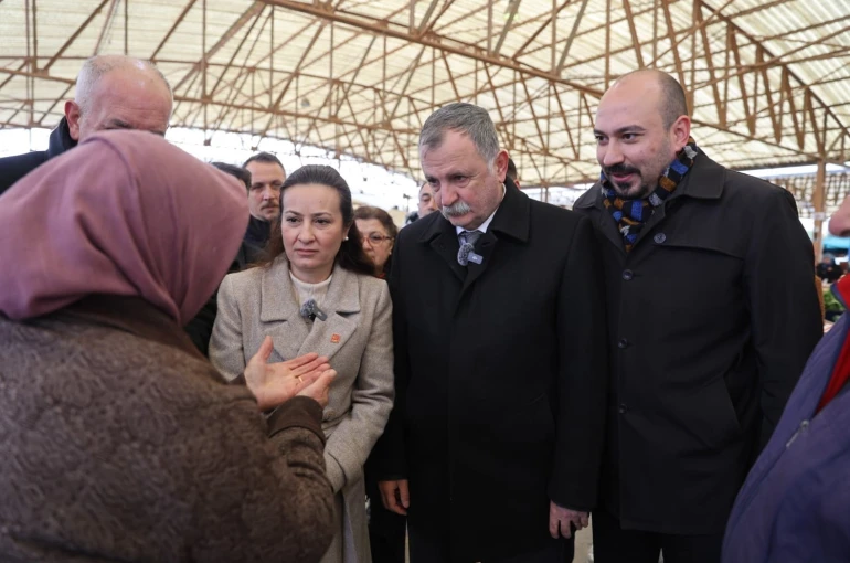 Başkan Balaban ve İl Başkanı Özalper pazar alışverişinde vatandaşlarla buluştu