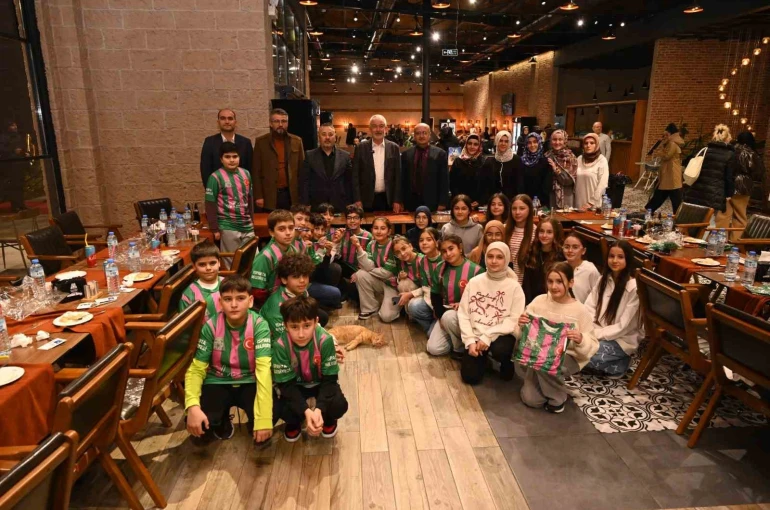 Başkan Başdeğirmen, şampiyon takımla buluştu 