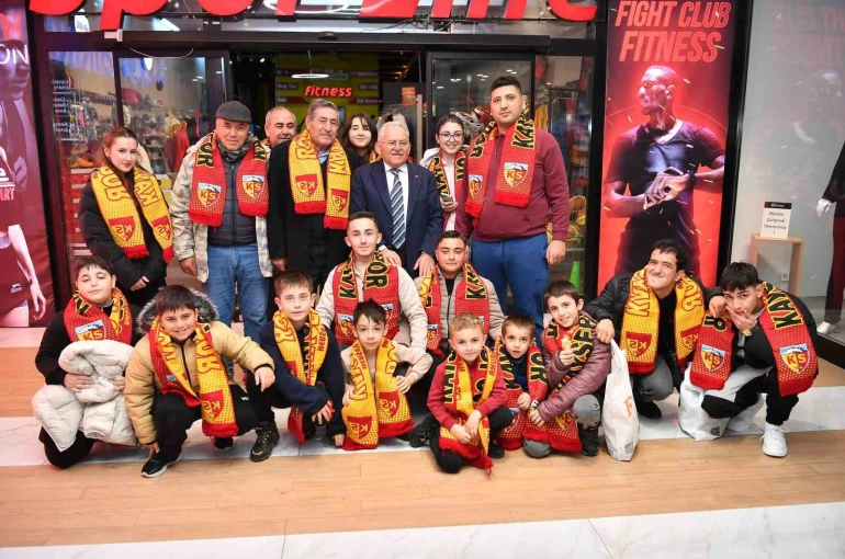 Başkan Büuyükkılıç, AVM’de esnaf ve vatandaşlarla buluştu