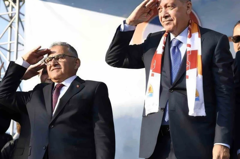Başkan Büyükkııç’tan 25. yıl mesajı" Çeyrek asırlık hizmet ve eser yürüyüşü"
