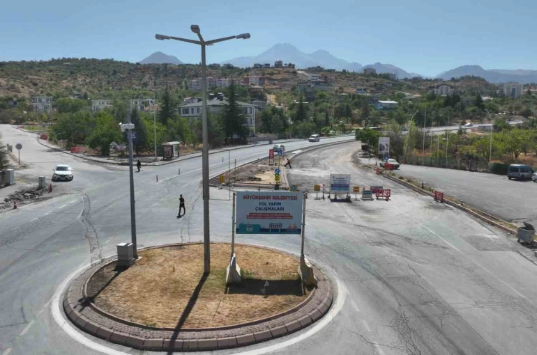 Başkan Büyükkılıç, Hacılar Kayseri Caddesi’nde 100 milyon TL’lik yatırımı inceledi