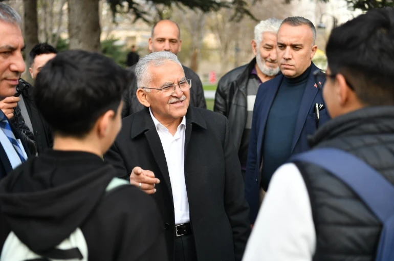 Başkan Büyükkılıç, Mimarsinan Parkı’nda vatandaşlar ve öğrencilerle bir araya geldi 