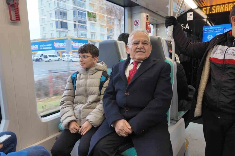 Başkan Büyükkılıç tramvaya bindi, yolcularla sohbet etti 
